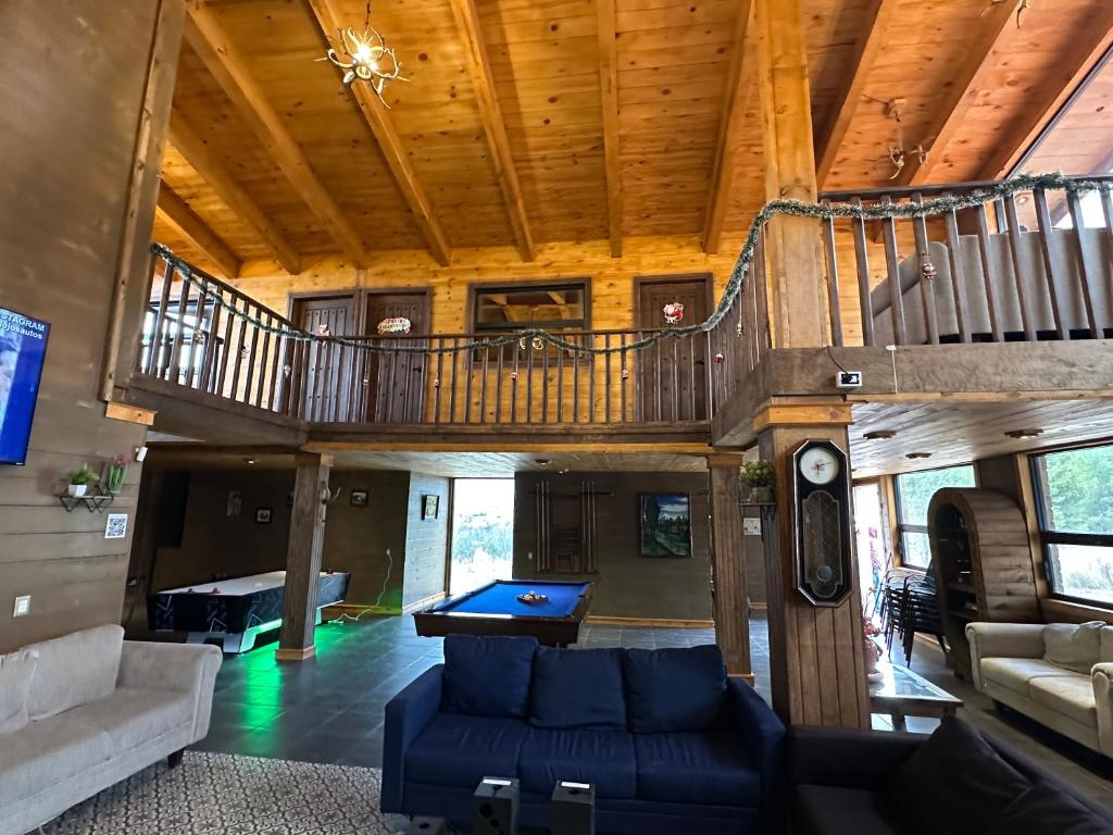 a large living room with a large wooden ceiling at La Casona del atardecer in San Antonio de las Alzanas