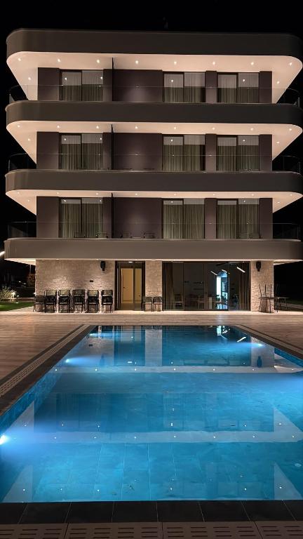ein Gebäude mit einem Schwimmbad davor in der Unterkunft Hotel Dado in Grude