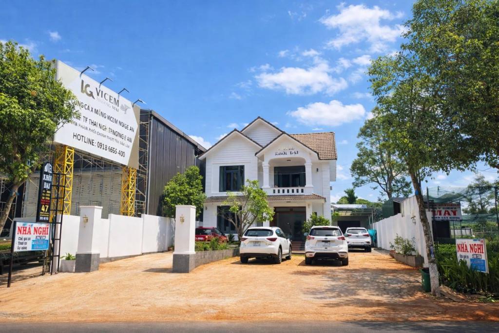 a house with two cars parked in front of it at Khôi Đại Hotel - gần sân bay Buôn Ma Thuột, near Buon Ma Thuot Airport in Buon Ma Thuot