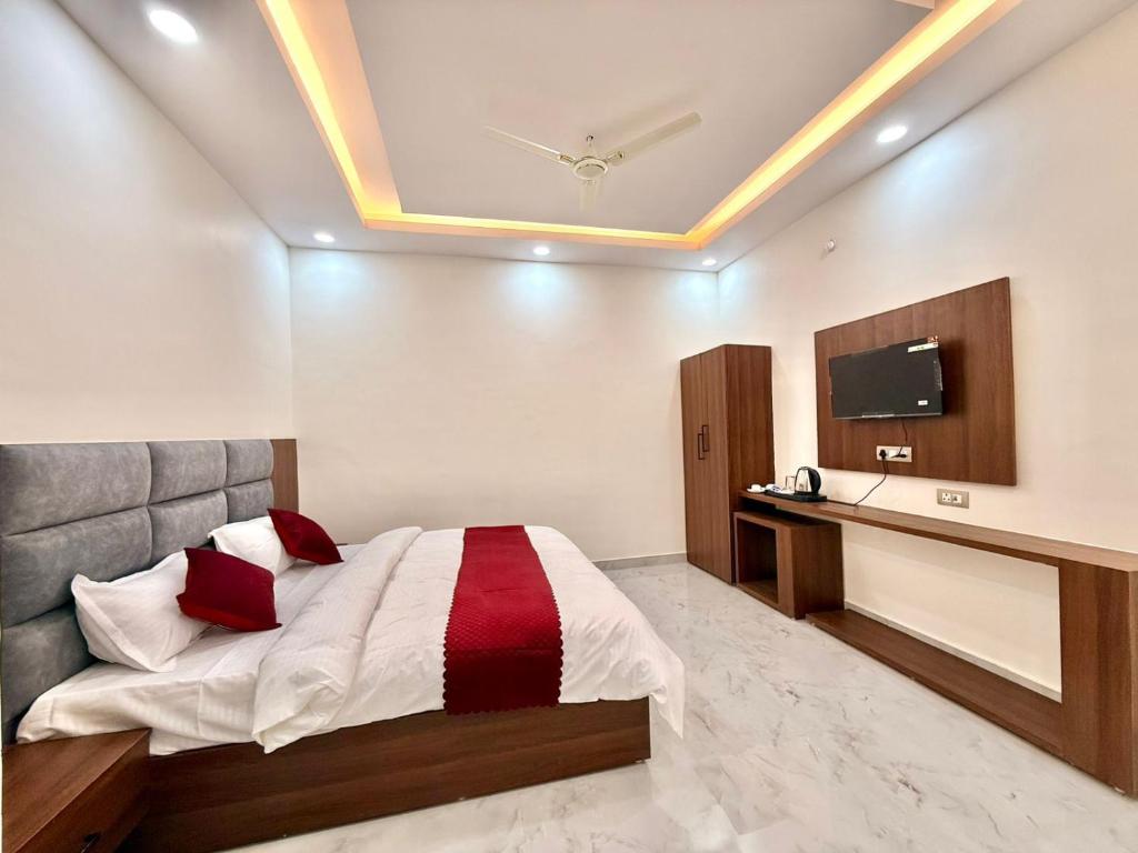 a bedroom with a bed and a tv on the ceiling at Hotel Betwa sarowar in Orchha