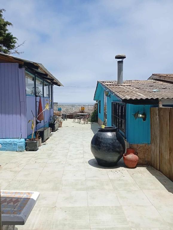 a large black vase sitting next to a building at Loft in El Tabo