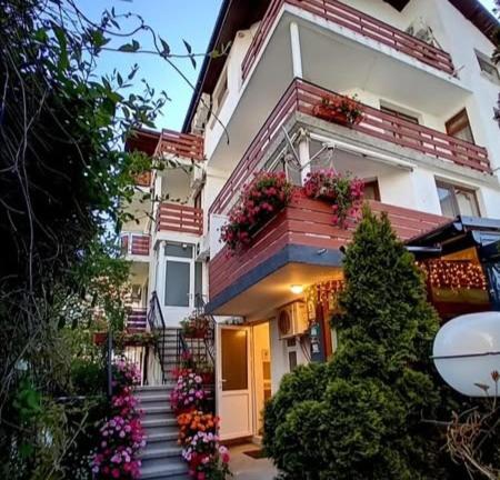 Edifici on està situat l'hostal o pensió