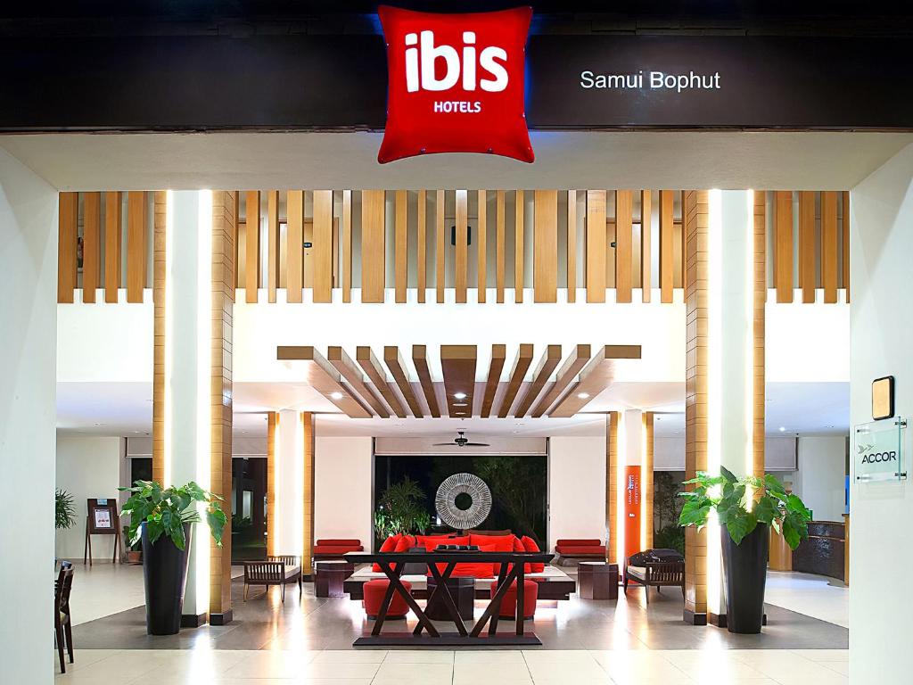 a large lobby with a red table in the middle at Hotel Ibis Samui Bophut in Bophut