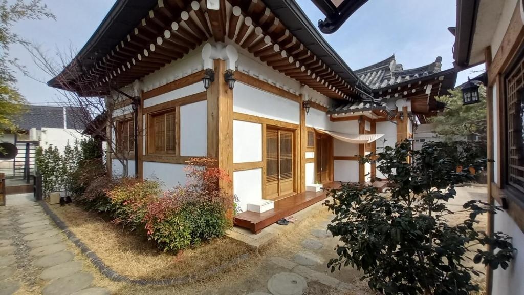 Gedung tempat guest house berlokasi