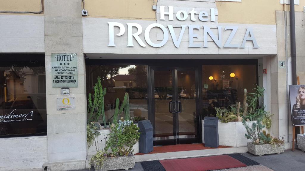 un letrero de inversión del hotel frente a un edificio en Hotel Provenza, en Ventimiglia