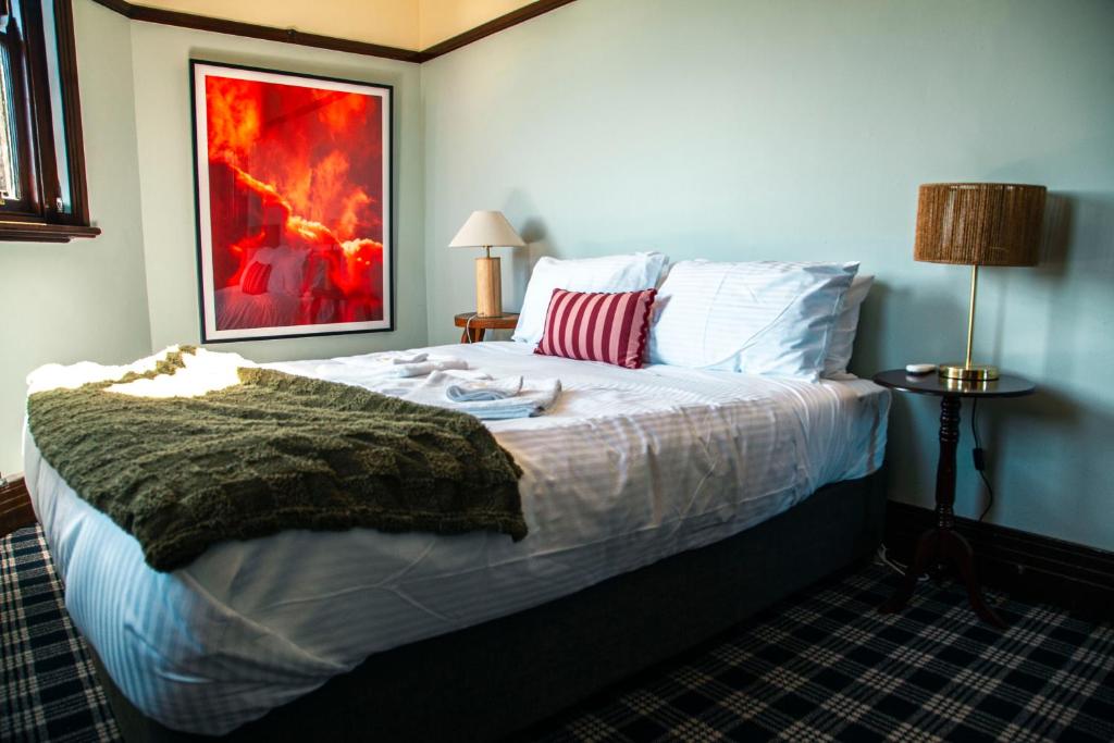 ein Schlafzimmer mit einem Bett und einem Gemälde an der Wand in der Unterkunft The Gladdy in Stockton