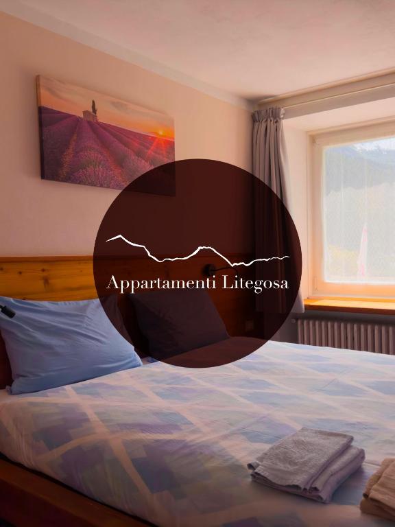 a bedroom with a bed and a window at Appartamenti LITEGOSA casa vacanza 1 in Panchià