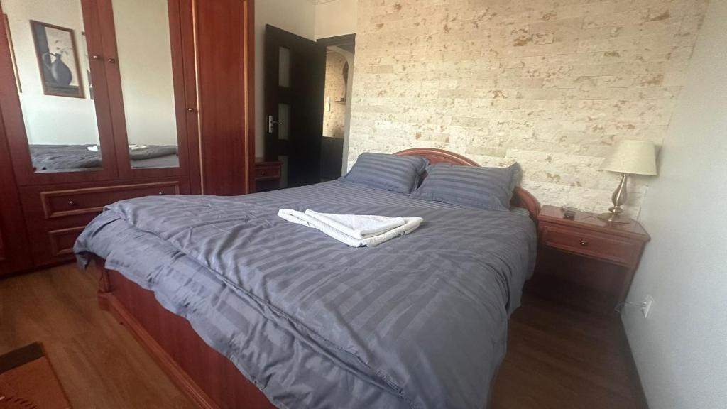 a bed with two towels sitting on top of it at 2 Rooms Center Ramnicu Valcea in Râmnicu Vâlcea