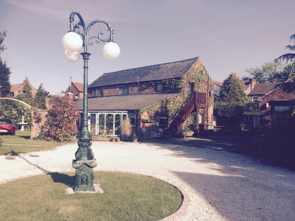 una luz de la calle frente a una casa en RolandsCroft Guest House, en Pontefract