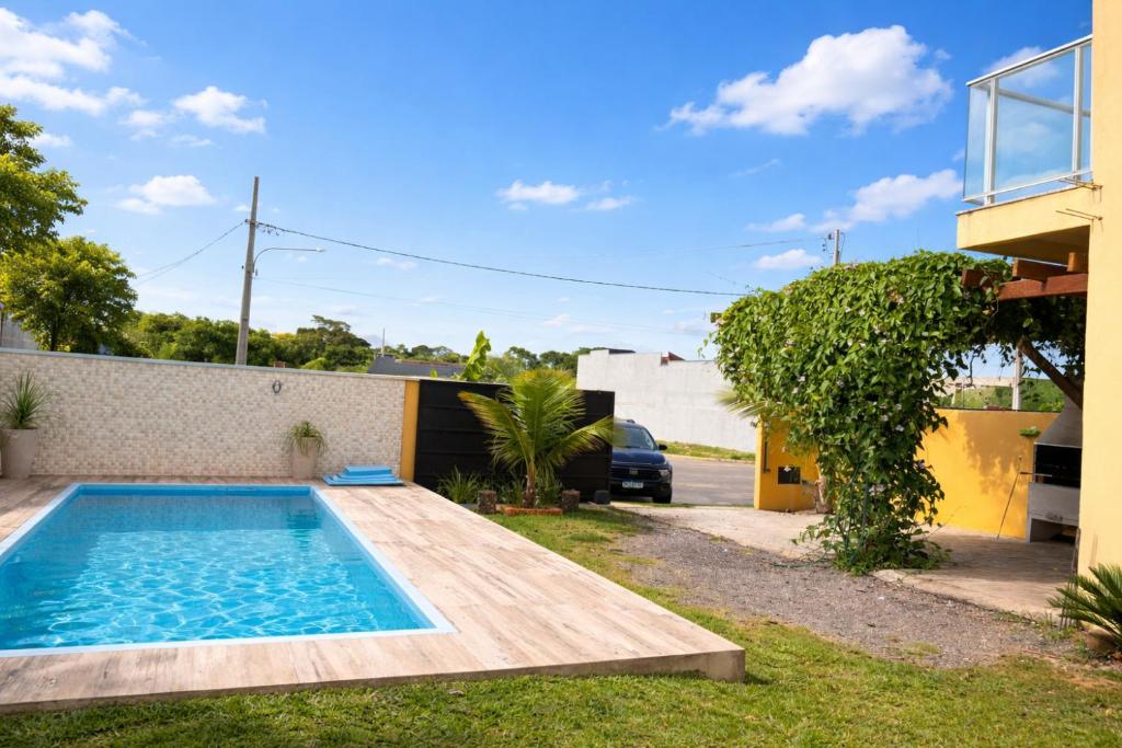 a swimming pool in the yard of a house at Casa Temporada Aconchego e tranquilidade 2 in Bonito