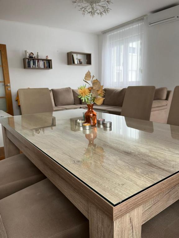 a large wooden table in a living room at Apartman Burinović in Temerin