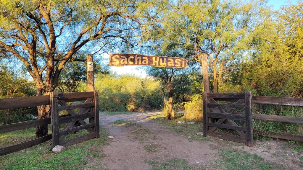 a gate with a sign that reads santa cruz at Cabañas Sacha Huasi in Travesía