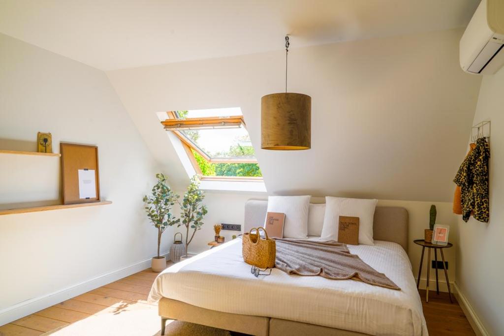 ein Schlafzimmer mit einem Bett in einem Zimmer mit Fenster in der Unterkunft Weynhoven in Brecht