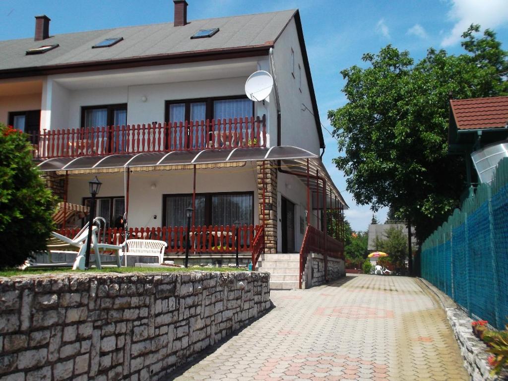 ein Haus mit einem Balkon an der Seite in der Unterkunft Livia Apartman in Balatonföldvár