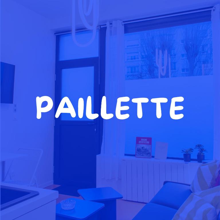 Paillette في لو هافر: غرفة زرقاء مكتوب على جدارها كلمة 