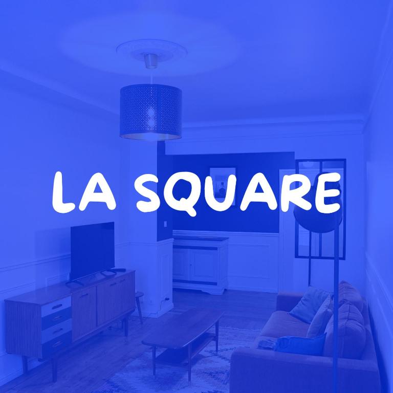 Le Square في لو هافر: غرفة معيشة بها لافتة مضاءة باللون الأزرق مكتوب عليها 