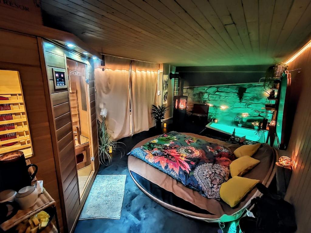 a bedroom with a bed in a room with a aquarium at La Schaumauna, privater Spa in Oberkirch