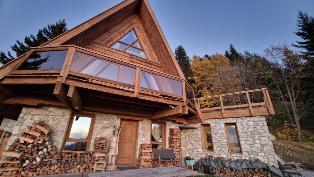 a house built on a pile of wood at le chalet pointu de capucine in Bourg-Saint-Maurice