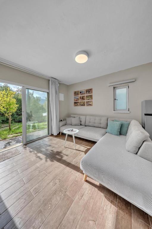 a living room with a couch and a table at Engel apartments -אירוח למטיילים בגליל עליון in Tsiv'on