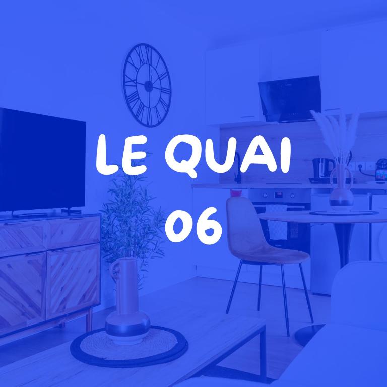 un soggiorno con un orologio sul muro di Le Quai 06 a Le Havre