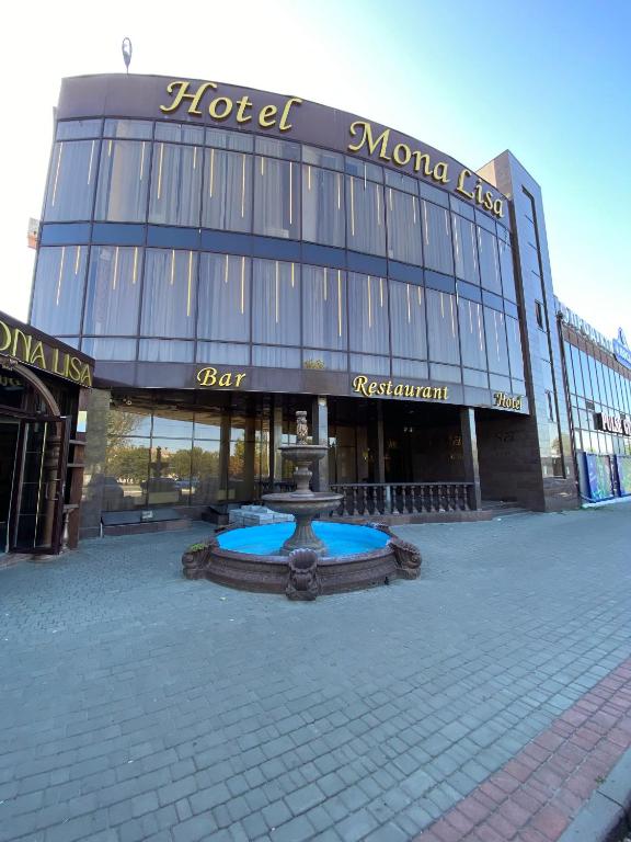 ein Hotel mit einem Brunnen vor einem Gebäude in der Unterkunft MonaLisa in Kharkov