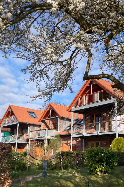 a large brick building with an orange roof at Ich kenne ein Haus am Meer in Putbus