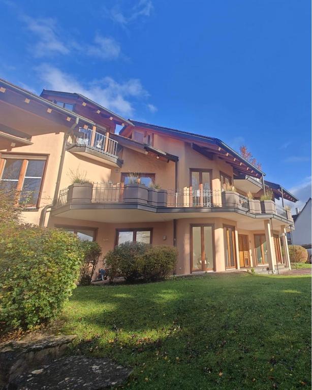 a large house with a lawn in front of it at Ferienwohnung Schwarzwald - Nähe der Schweiz in Hüfingen
