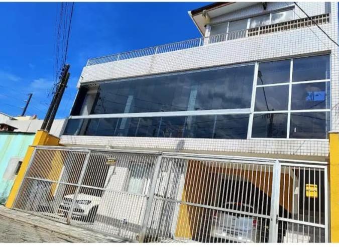 a building with a fence in front of it at Casa da Cissa in Matinhos