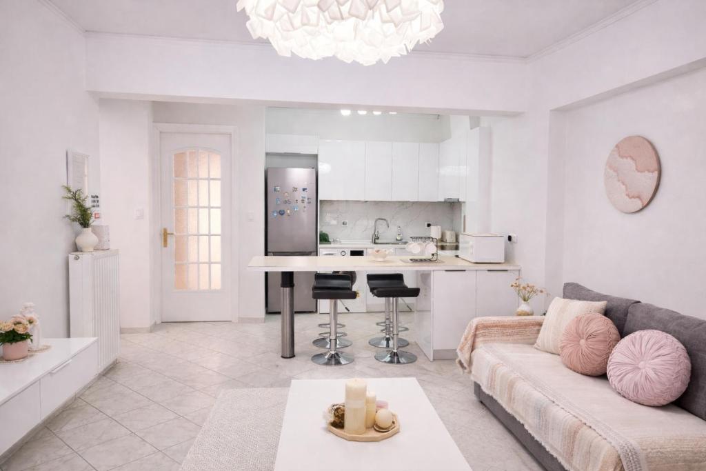 Acropolis Dream Apartment - 50sqm 2BR Big Living Room with Large Terrace Next to Siggrou FIX Subway Station in the City Center
