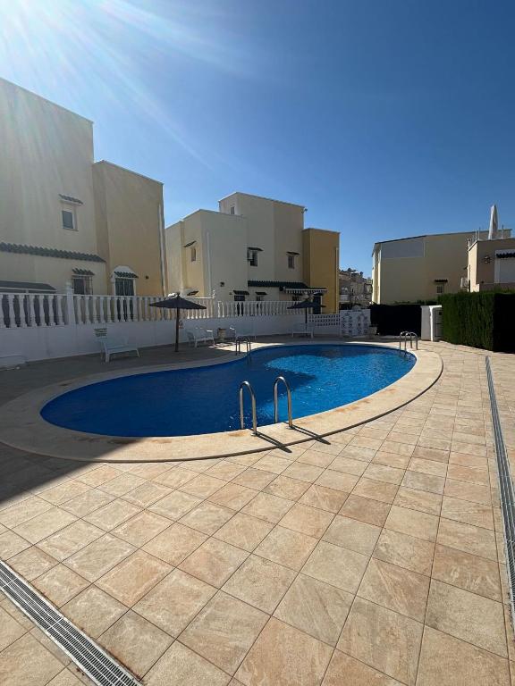 a swimming pool in the middle of a courtyard at Rekkehus med uteplass in La Florida