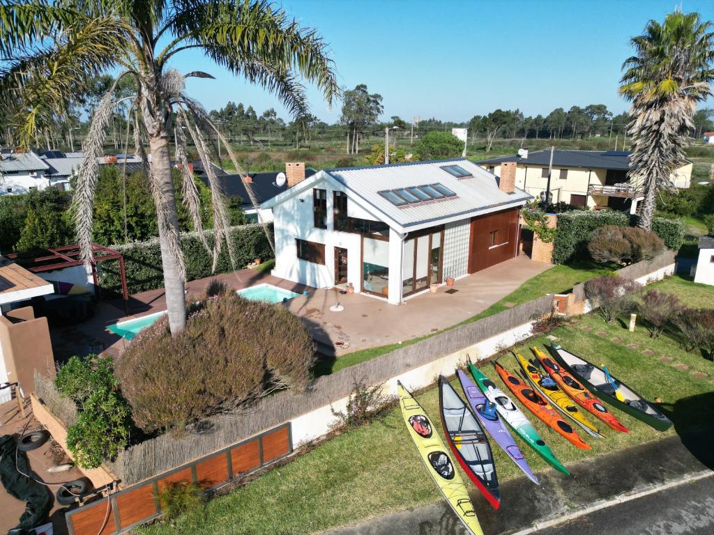 an aerial view of a house with surfboards in front of it at Casa de Muranzel in Torreira