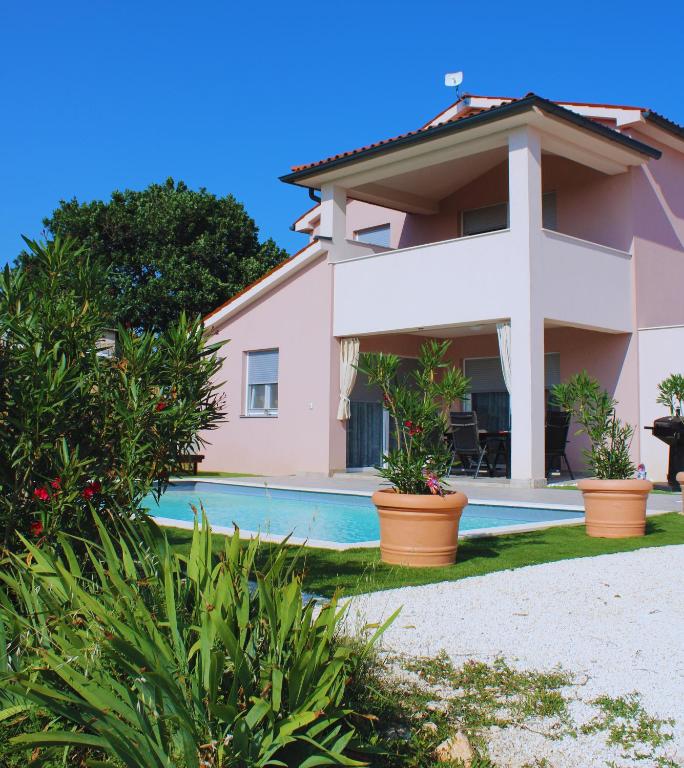 Apartment Villa ElFi with private pool