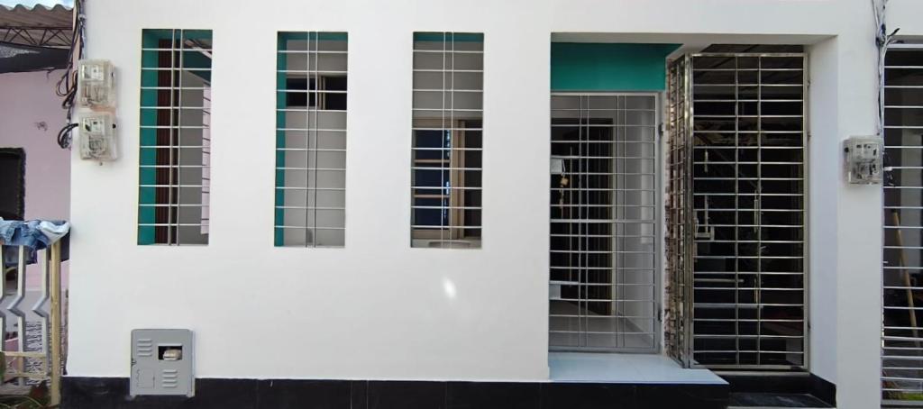 a row of windows on the side of a building at Hospedaje Saray Sofia in Coveñas