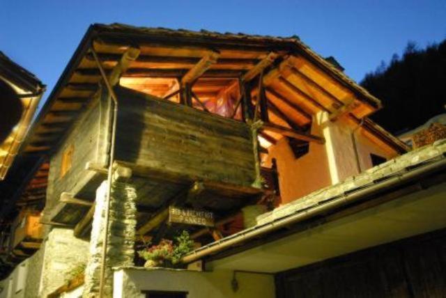 ein Dach eines Hauses mit einem Gebäude in der Unterkunft B&B A Pankeo in Valtournenche