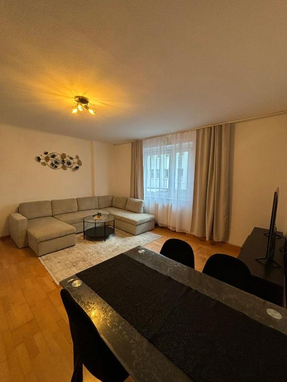 Cozy 2-Bedroom Retreat Near Subway and City Center