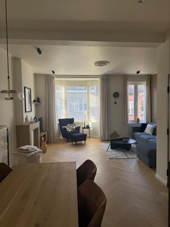 a living room with a couch and a table at De Bakelijn in Nieuwpoort