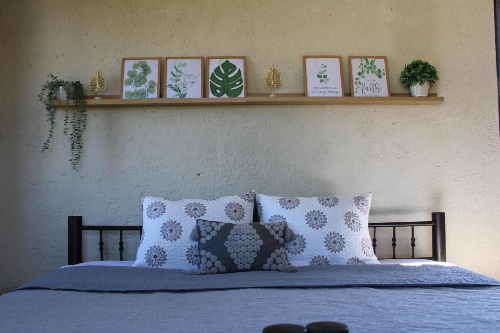 a bedroom with a bed with blue sheets and pillows at Hermosa habitación de campo in San Gregorio Atzompa