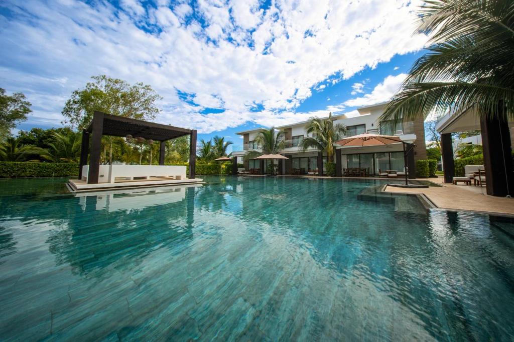 Direct entry pool villa with 2 bedrooms