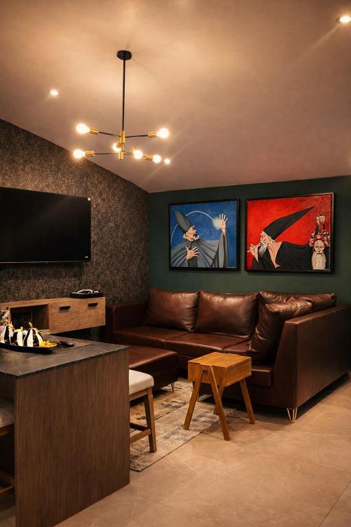 a living room with a couch and a flat screen tv at Casa Niagara in San Antonio