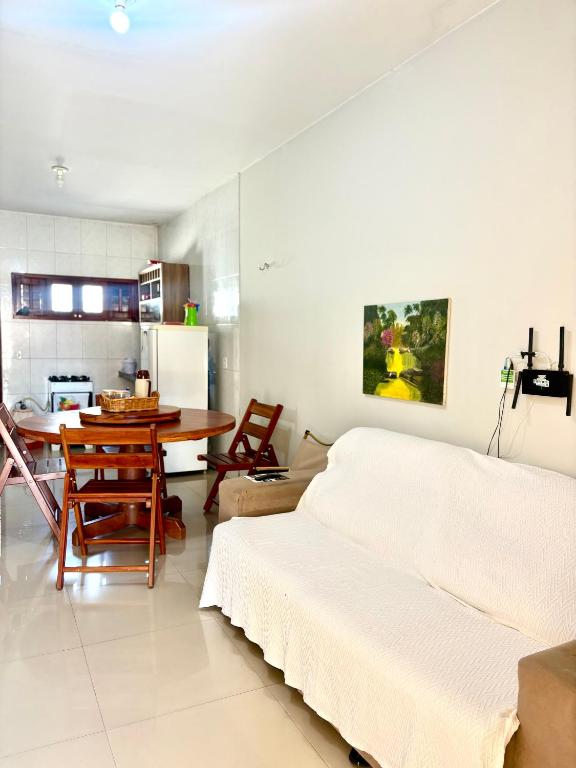 a room with a bed and a table and a kitchen at Temporada AK Freitas in Parnaíba
