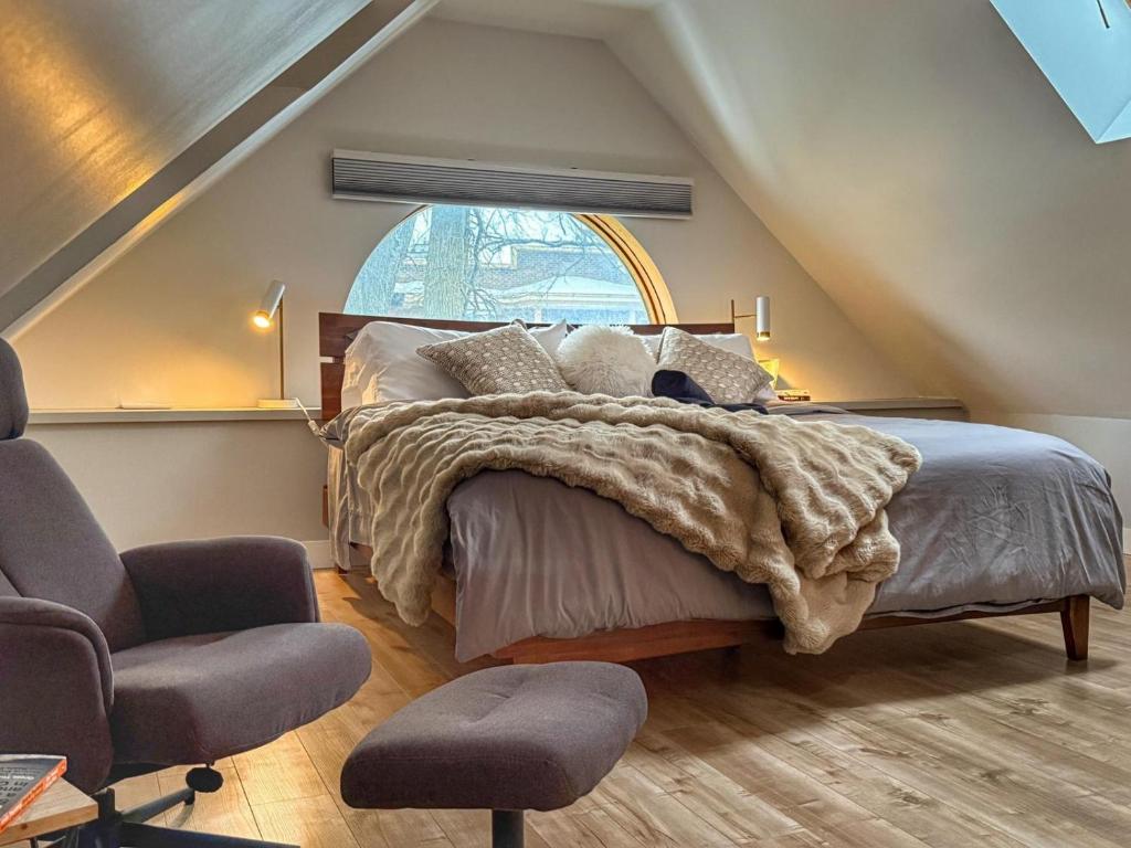 a bedroom with a bed and a window at La Pergola-4 in Quebec City