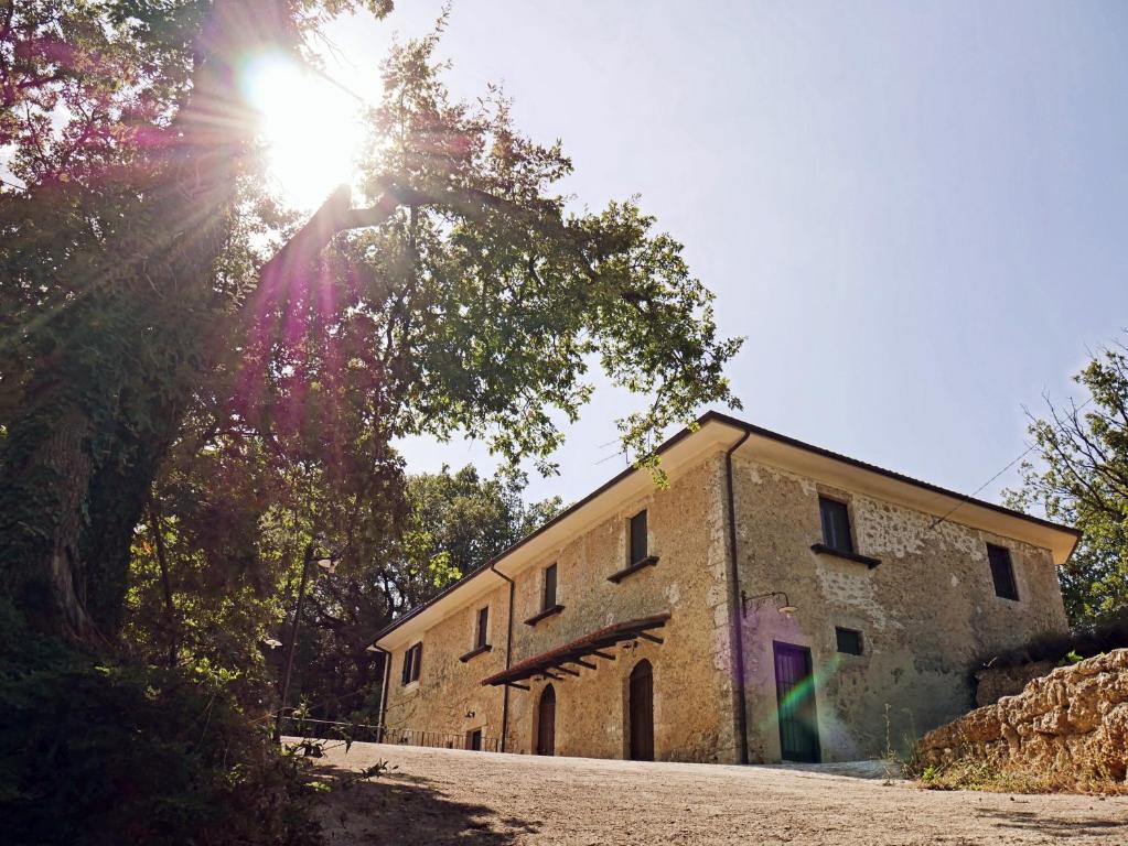 un vieux bâtiment en pierre avec le soleil brillant sur lui dans l'établissement Chalet Colle Lo Zoppo, à Arpino