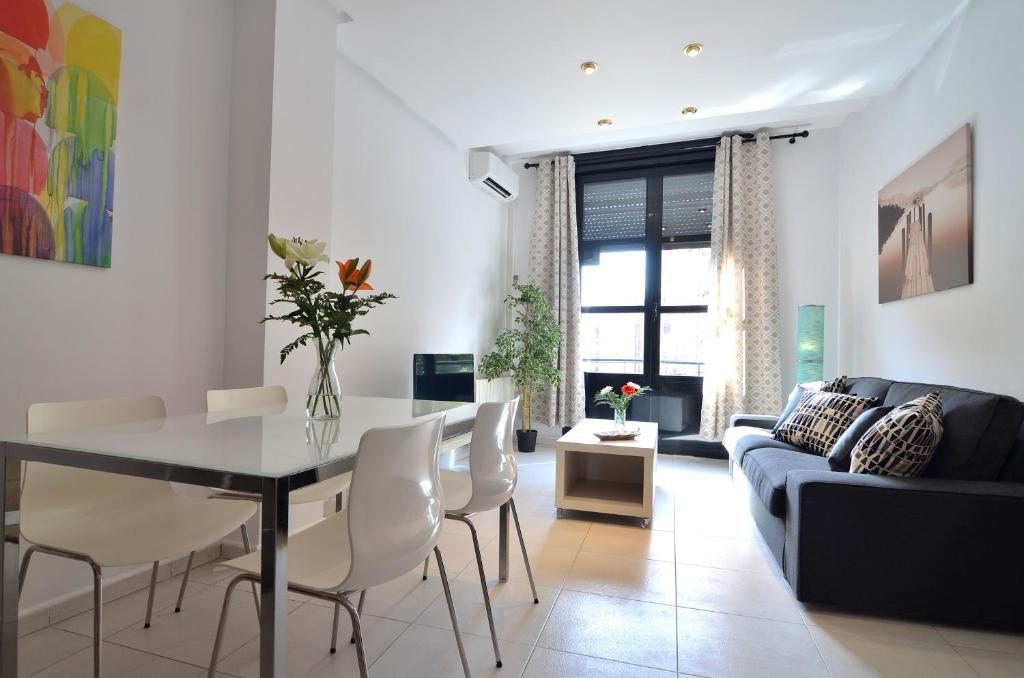 a living room with a table and a couch at Alojamiento Santa Rosa in Madrid