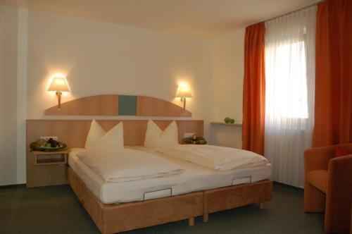 Hotel & Gästehaus Krone - Driepersoonskamer - Hotel Of Pension
