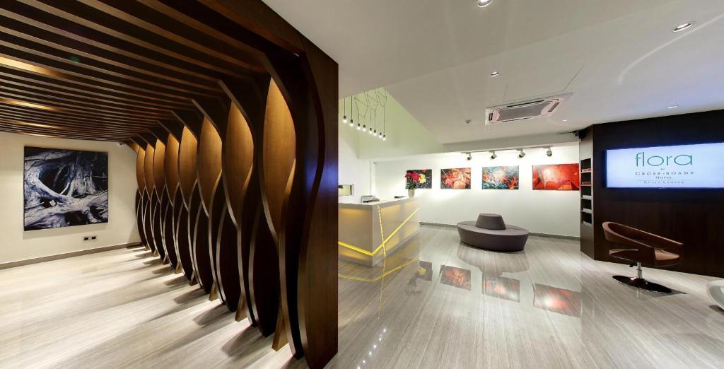 una sala de exposición con una pantalla grande en el medio de una habitación en Flora by Crossroads Hotel en Kuala Lumpur