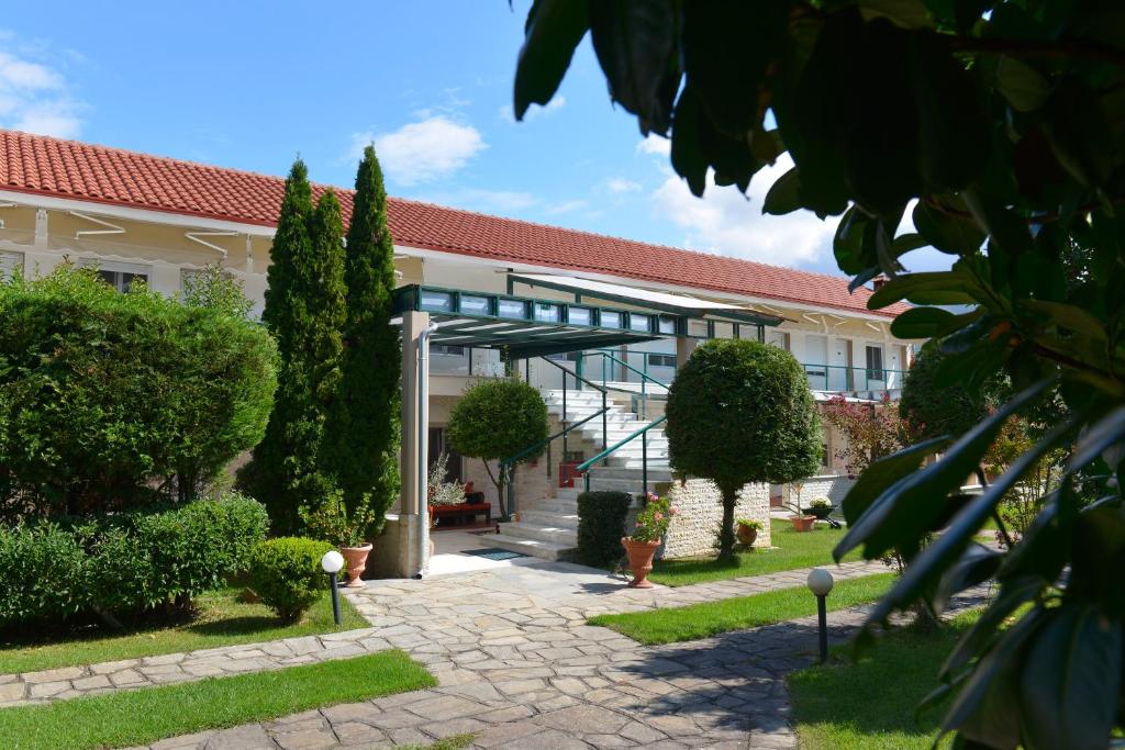 O grădină în afara Hotel Galaxy