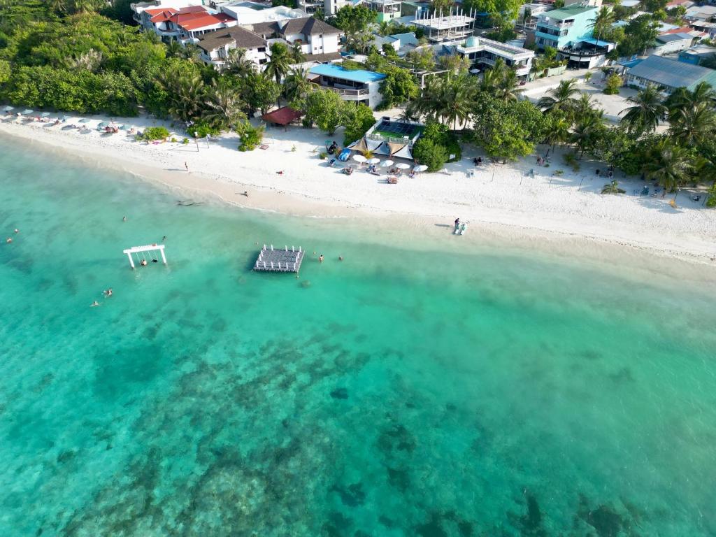 una vista aerea di una spiaggia nell'oceano di FUNPLACE BEACH a Himmafushi