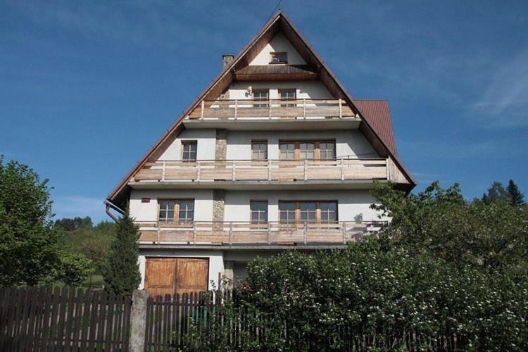 Edificio en el que se encuentra la habitación en casa particular