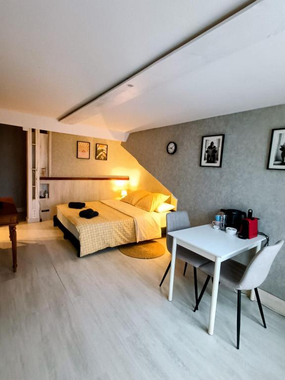 a hotel room with a bed and a table at Le Rêve de Poulaines - Camping Naturiste 1 JUIN - 30 SEPTEMBRE et chambres d'hôtes TOUTE L'ANNÉE in Poulaines