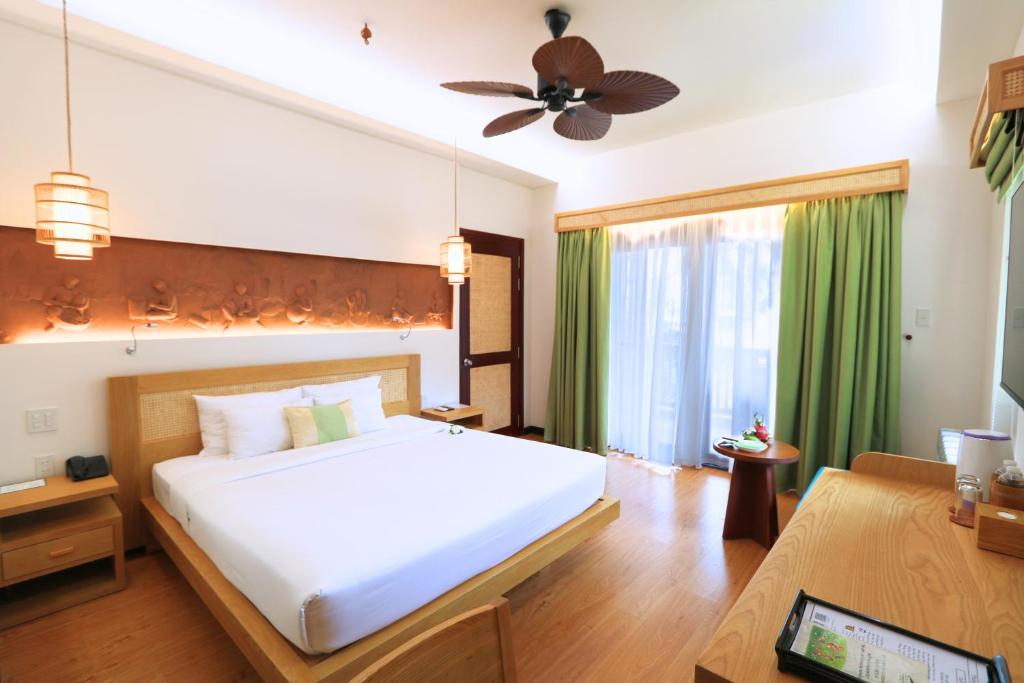 Seabreeze Deluxe with Private Balcony and Garden View